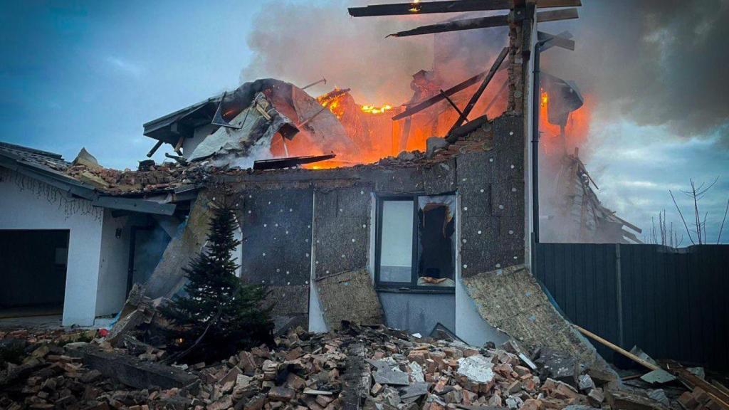 Consecuencias del ataque con misiles y drones rusos en la región de Kiev este martes.