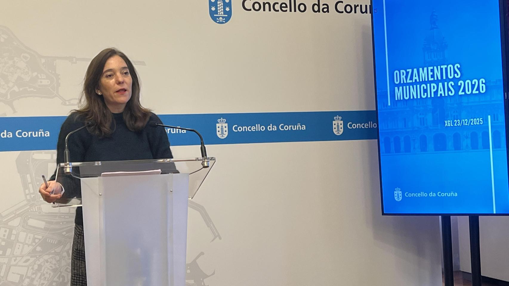 La alcaldesa de A Coruña, Inés Rey, presentando las cuentas.