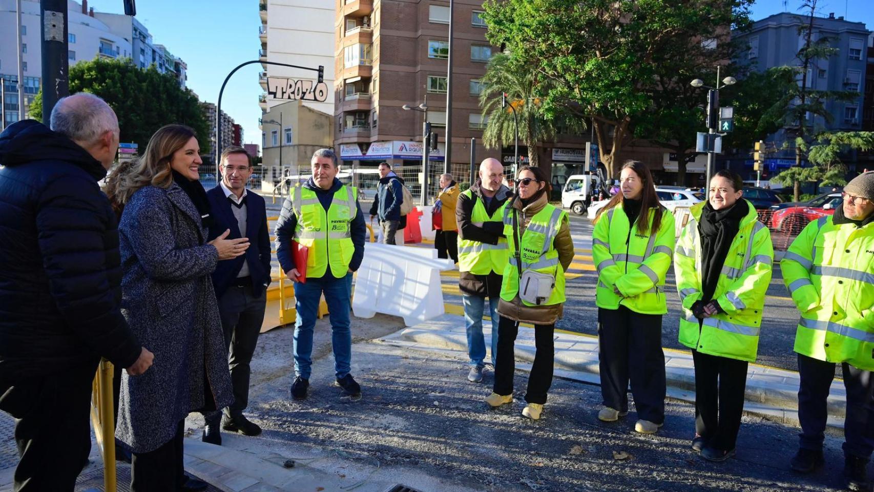 La alcaldesa de Valencia, María José Catalá, en las obras de la avenida Giorgeta. EE
