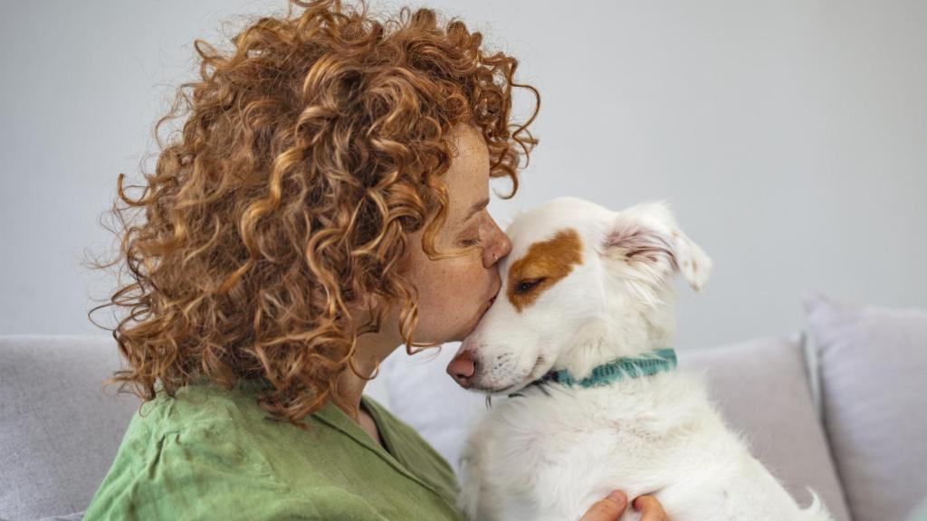 Un perro con una chica.