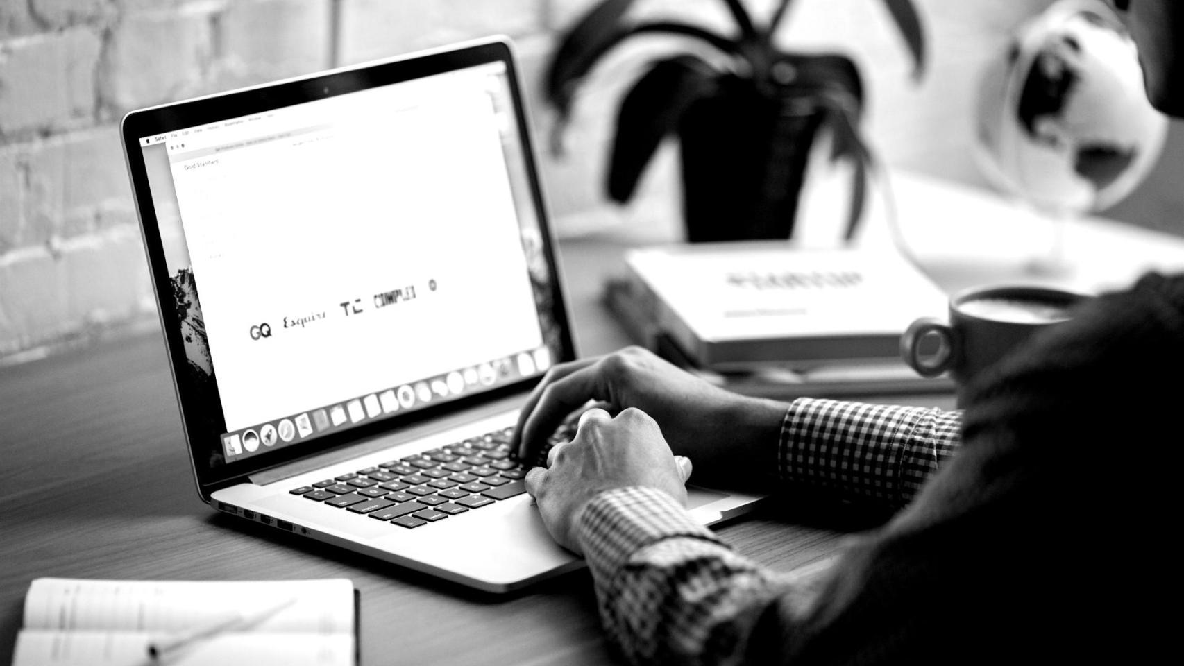 Un hombre frente a un ordenador