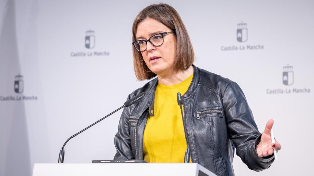 Esther Padilla, portavoz del Gobierno de Castilla-La Mancha en su comparecencia ante la prensa en el Palacio de Fuensalida.