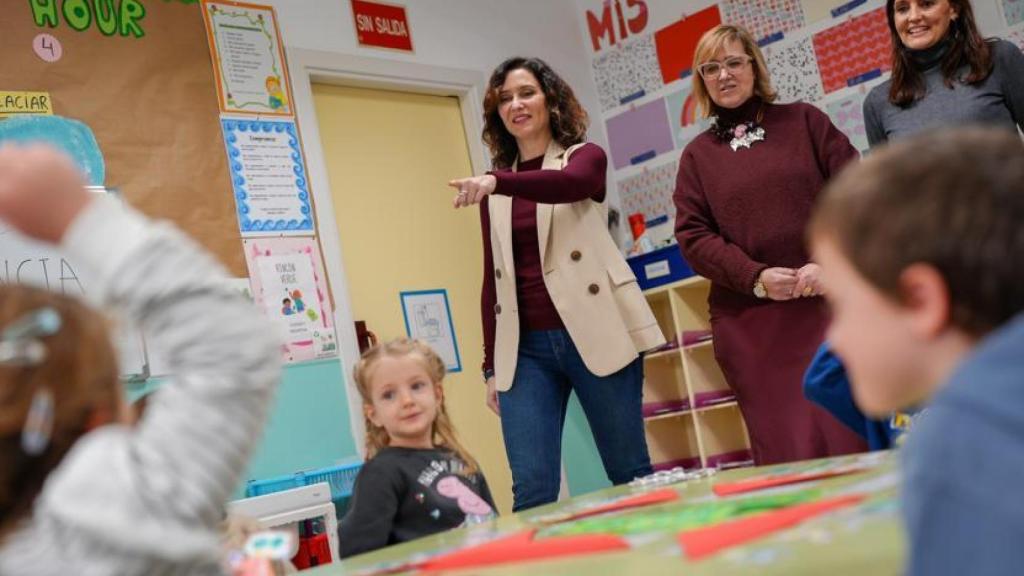 Isabel Díaz Ayuso en un colegio público de Madrid