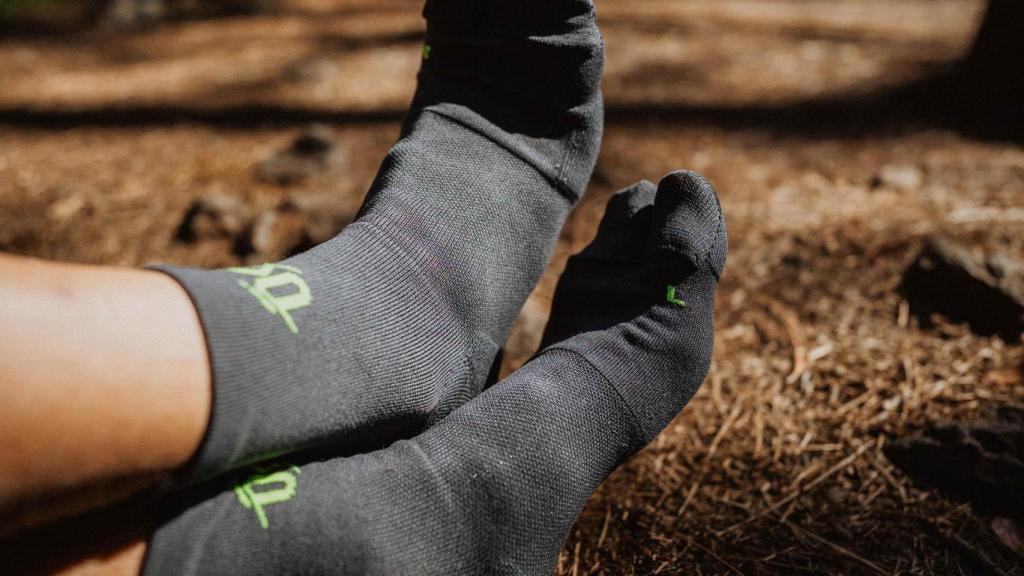 Podoks revoluciona los clásicos calcetines con un enfoque clínico y preventivo que ayuda a identificar los factores que desencadenan la metatarsalgia y la fascitis plantar.