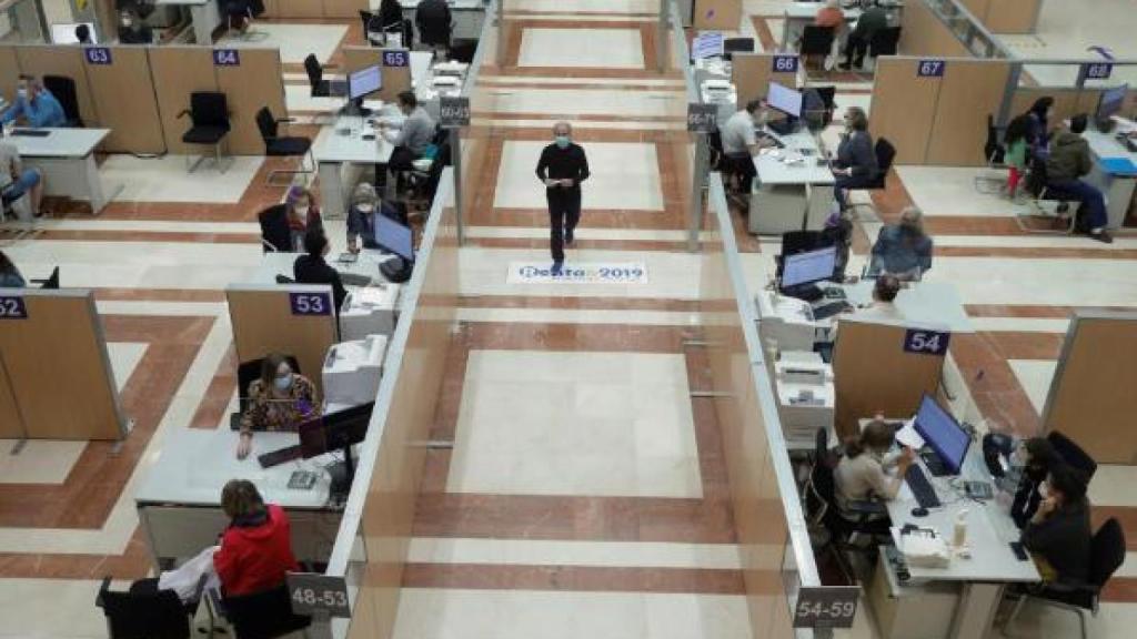 Varias funcionarios en una delegación de Hacienda