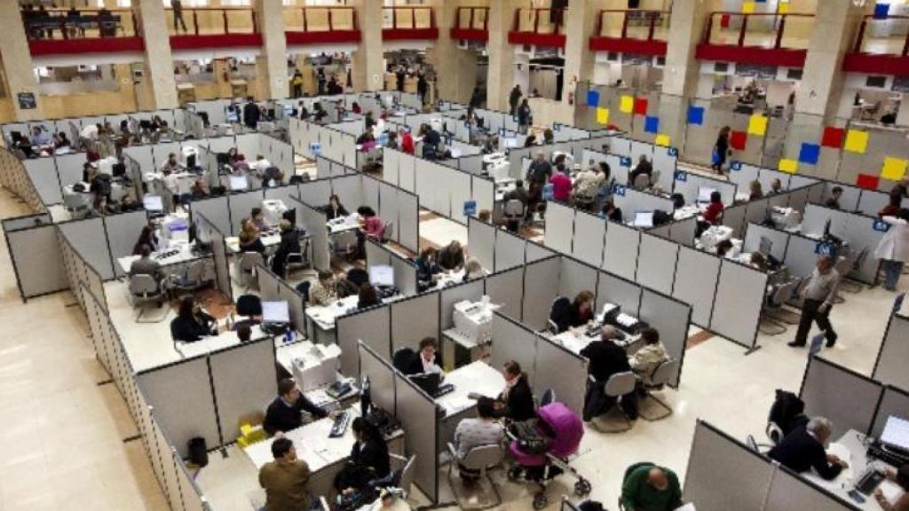 Funcionarios del Estado, en su puesto de trabajo