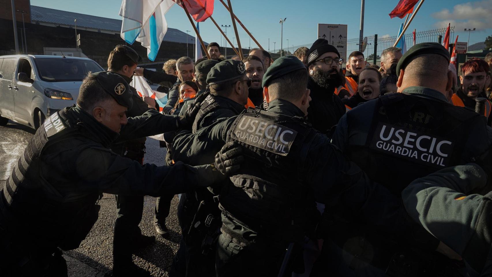 Empleados de Amazon se manifiestan en O Porriño (Pontevedra): tensión e intervención de la Guardia Civil