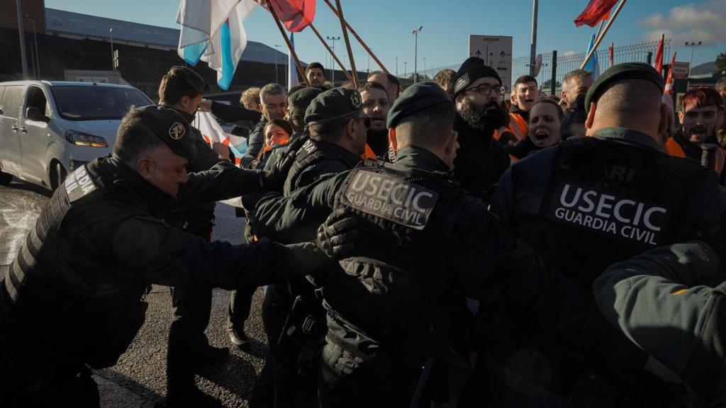 Empleados de Amazon se manifiestan en O Porriño (Pontevedra): tensión e intervención de la Guardia Civil