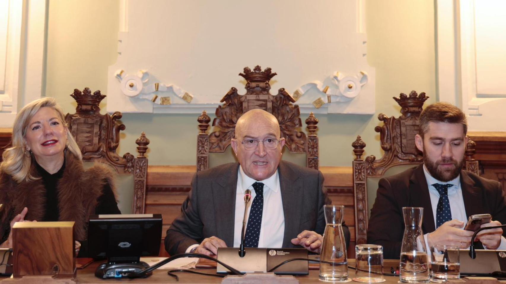 La teniente de alcalde del Ayuntamiento de Valladolid, Irene Carvajal, el alcalde, Jesús Julio Carnero y el concejal de Hacienda, Personal y Modernización Administrativa, Francisco Blanco, durante el pleno de este martes