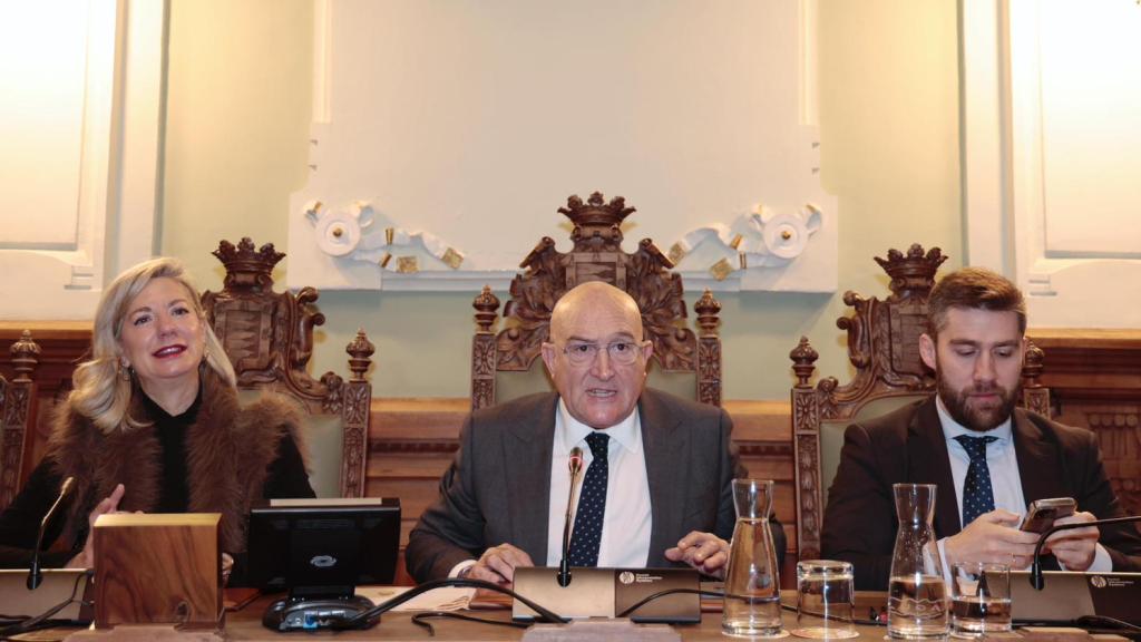 La teniente de alcalde del Ayuntamiento de Valladolid, Irene Carvajal, el alcalde, Jesús Julio Carnero y el concejal de Hacienda, Personal y Modernización Administrativa, Francisco Blanco, durante el pleno de este martes