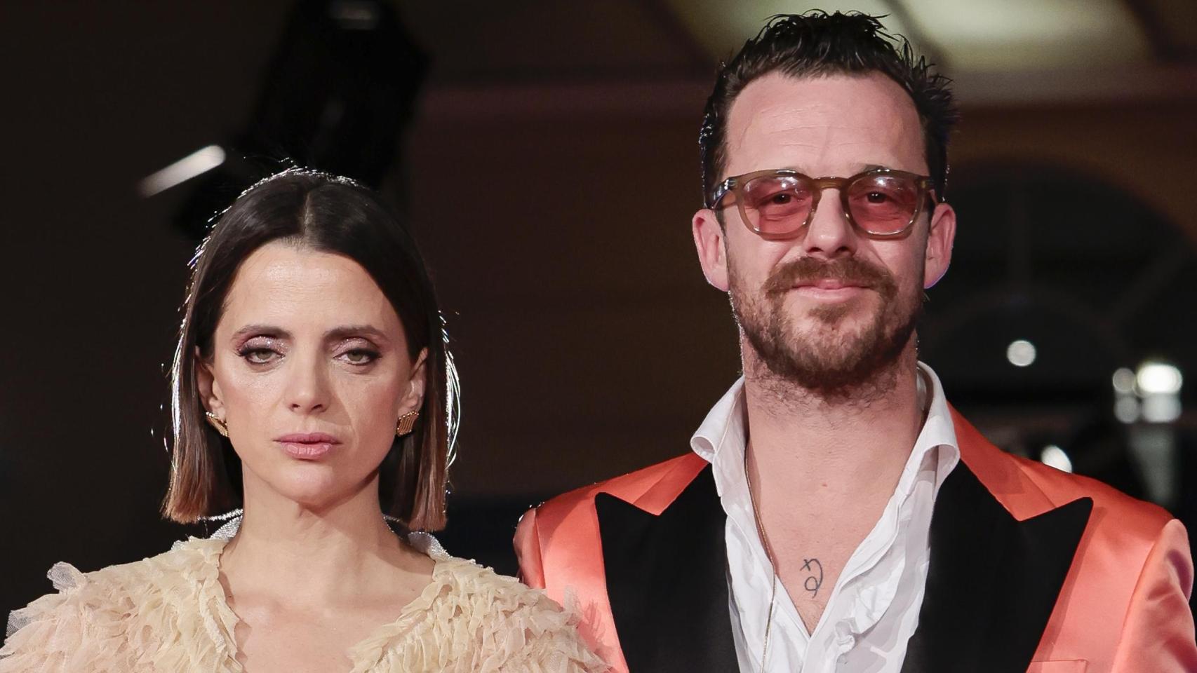 Aldo Comas junto a su esposa, Macarena Gómez, en un acto público.