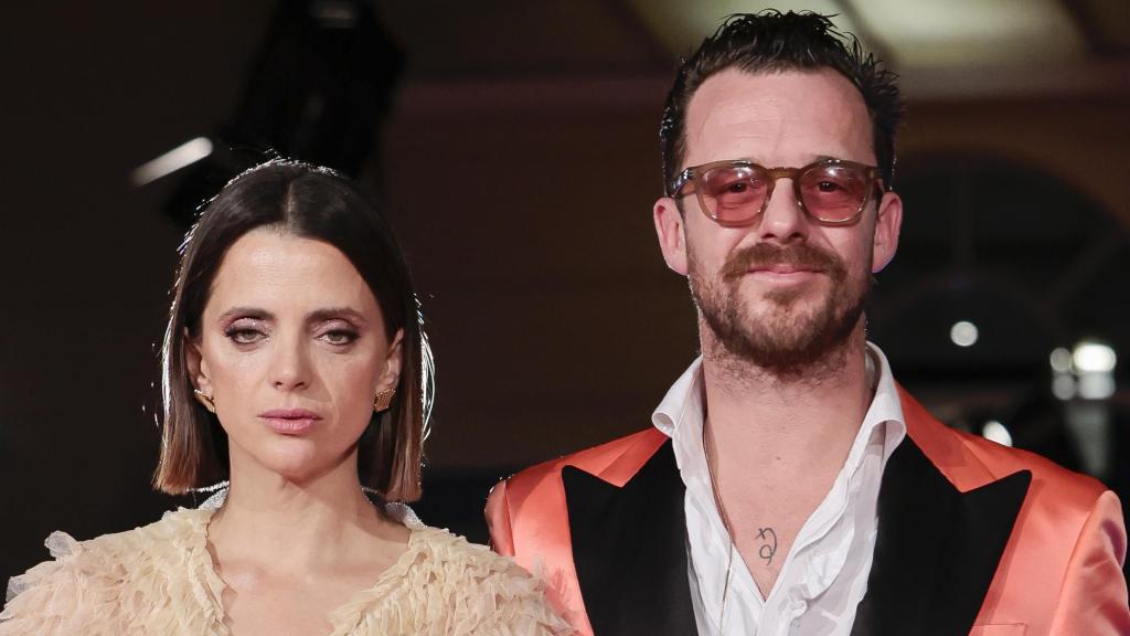 Aldo Comas junto a su esposa, Macarena Gómez, en un acto público.