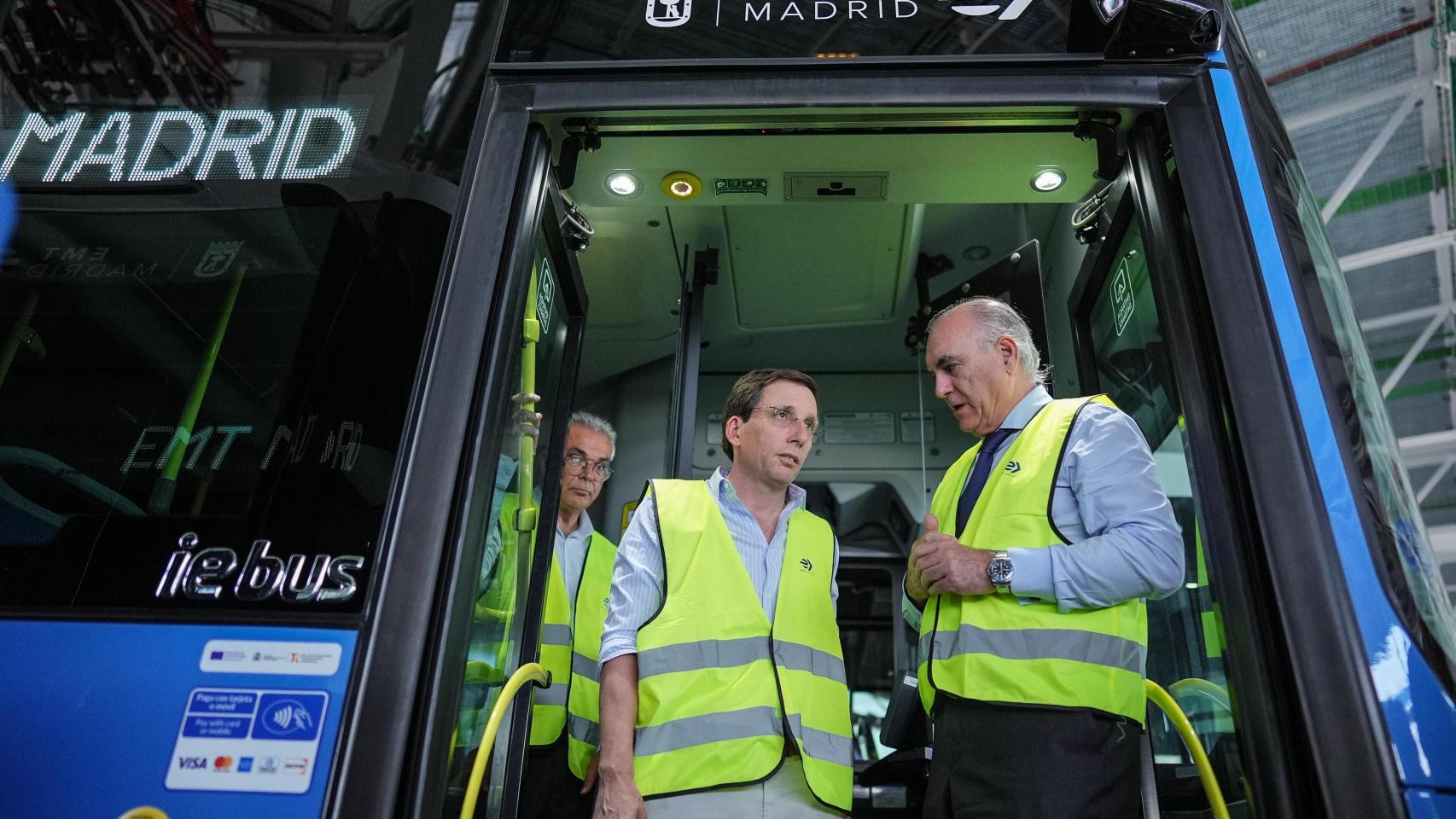 José Luis Martínez-Almeida en un autobús de la EMT.