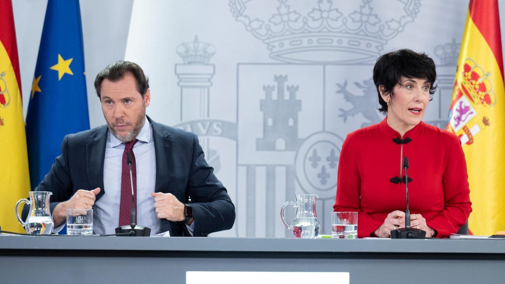 El ministro de Transportes y Movilidad Sostenible, Óscar Puente, y la ministra de Seguridad Social, Inclusión y Migraciones y nueva portavoz del Gobierno, Elma Saiz, durante una rueda de prensa posterior al Consejo de Ministros, en el Palacio de la Moncloa, a 23 de diciembre de 2025, en Madrid (España).