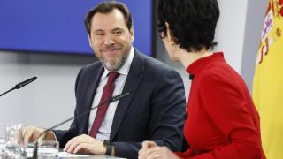 El ministro de Transportes, Óscar Puente, y la ministra de Inclusión, Seguridad Social y Migraciones y nueva portavoz del Gobierno, Elma Saiz, durante la rueda de prensa posterior a la última reunión del año del Consejo de Ministros, este martes, en el complejo del Palacio de la Moncloa.