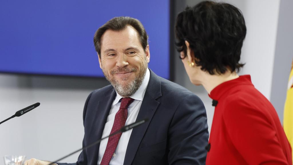 El ministro de Transportes, Óscar Puente, y la ministra de Inclusión, Seguridad Social y Migraciones y nueva portavoz del Gobierno, Elma Saiz, durante la rueda de prensa posterior a la última reunión del año del Consejo de Ministros, este martes, en el complejo del Palacio de la Moncloa.