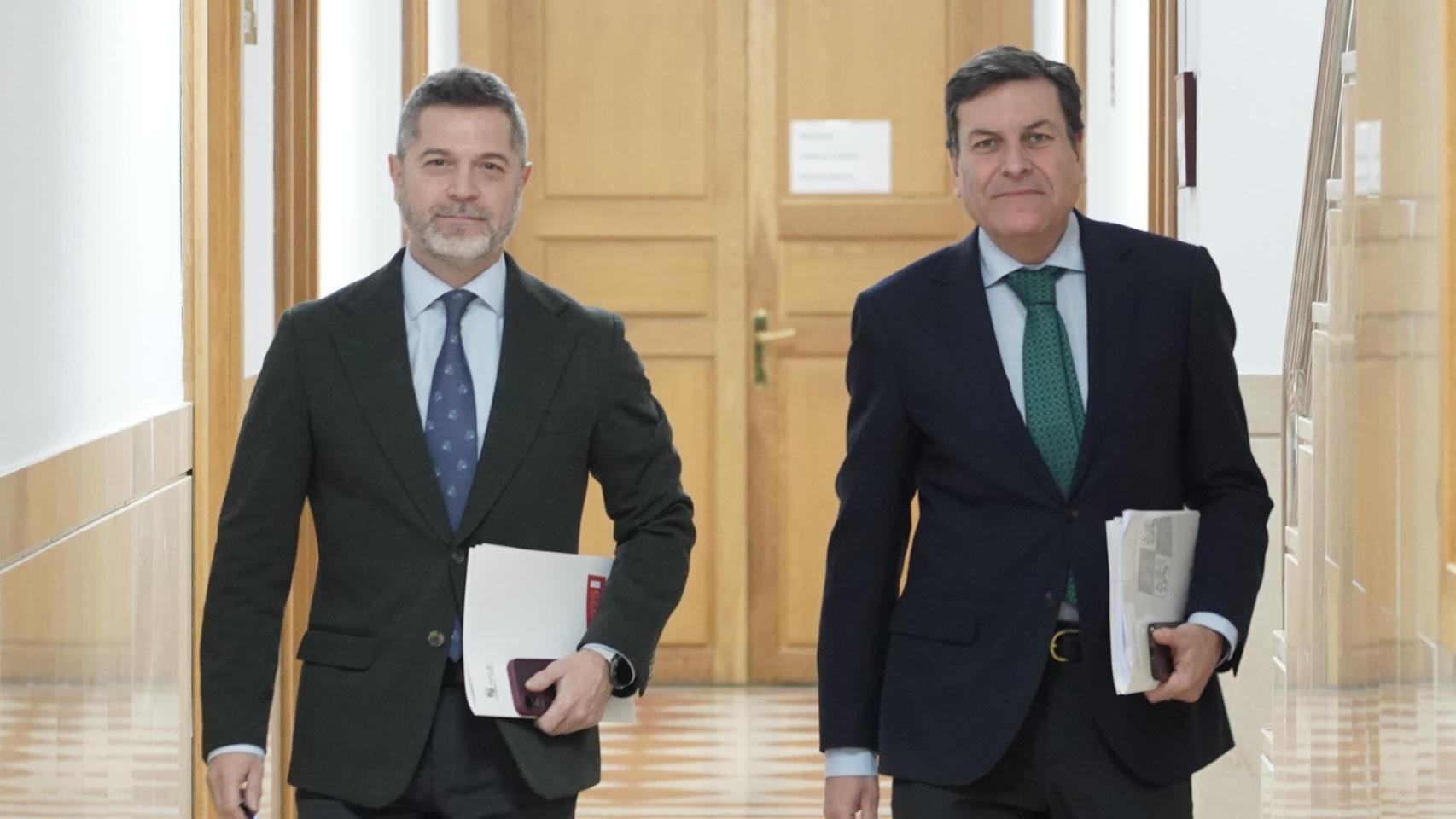 El director de Comunicación de la Junta, Julio López Revuelta, y el portavoz y consejero de Economía y Hacienda de la Junta, Carlos Fernández Carriedo, a su llegada a la rueda de prensa posterior al Consejo de Gobierno de este martes