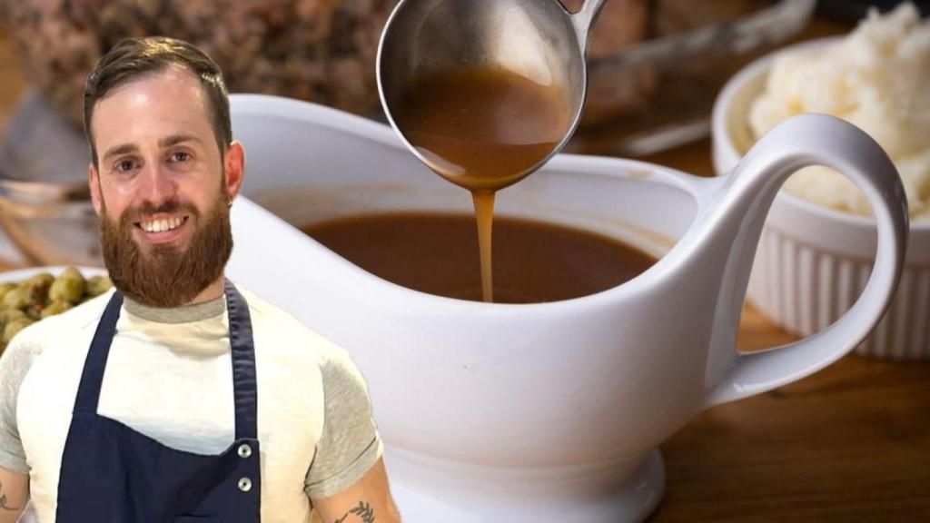 Alfredo Vozmediano junto a un cuenco con una salsa.