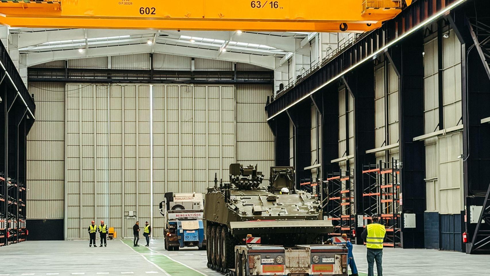 Llegada del 8x8 a las instalaciones de Indra Gijón