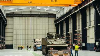 Llegada del 8x8 a las instalaciones de Indra Gijón