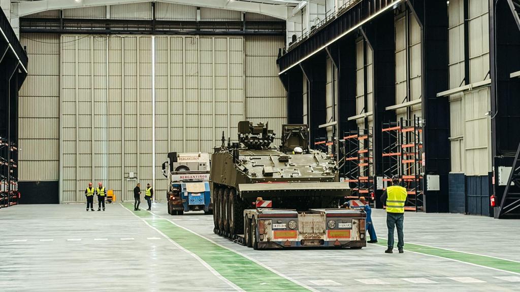 Llegada del 8x8 a las instalaciones de Indra Gijón