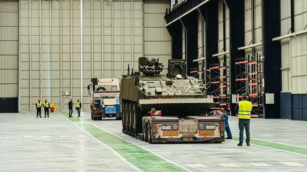 Llegada del 8x8 a las instalaciones de Indra Gijón