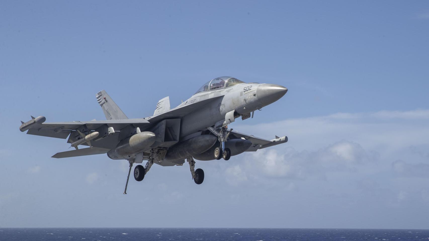 F-18 Growler despegando de la cubierta de un portaviones