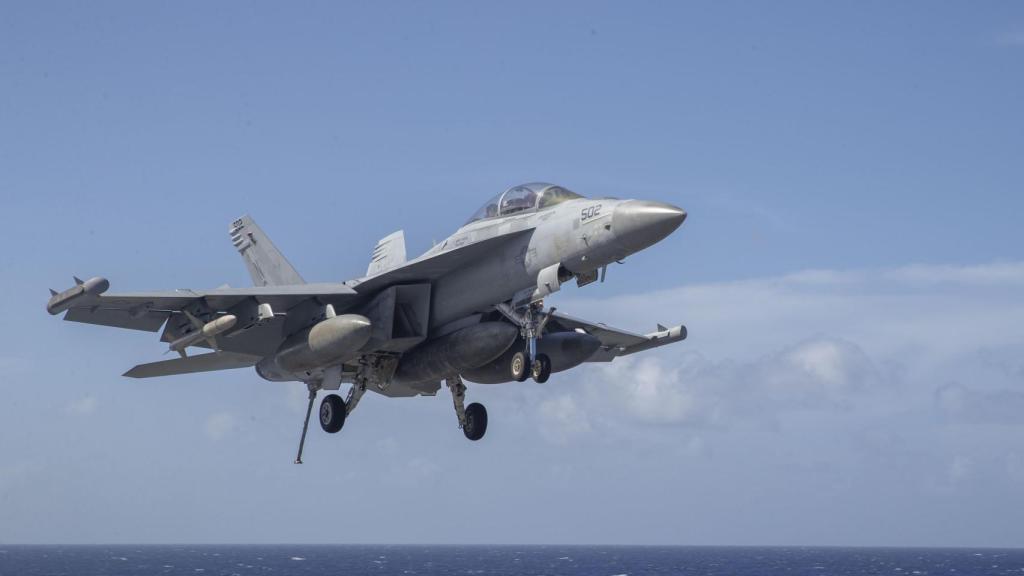F-18 Growler despegando de la cubierta de un portaviones