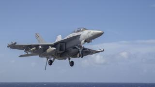 F-18 Growler despegando de la cubierta de un portaviones