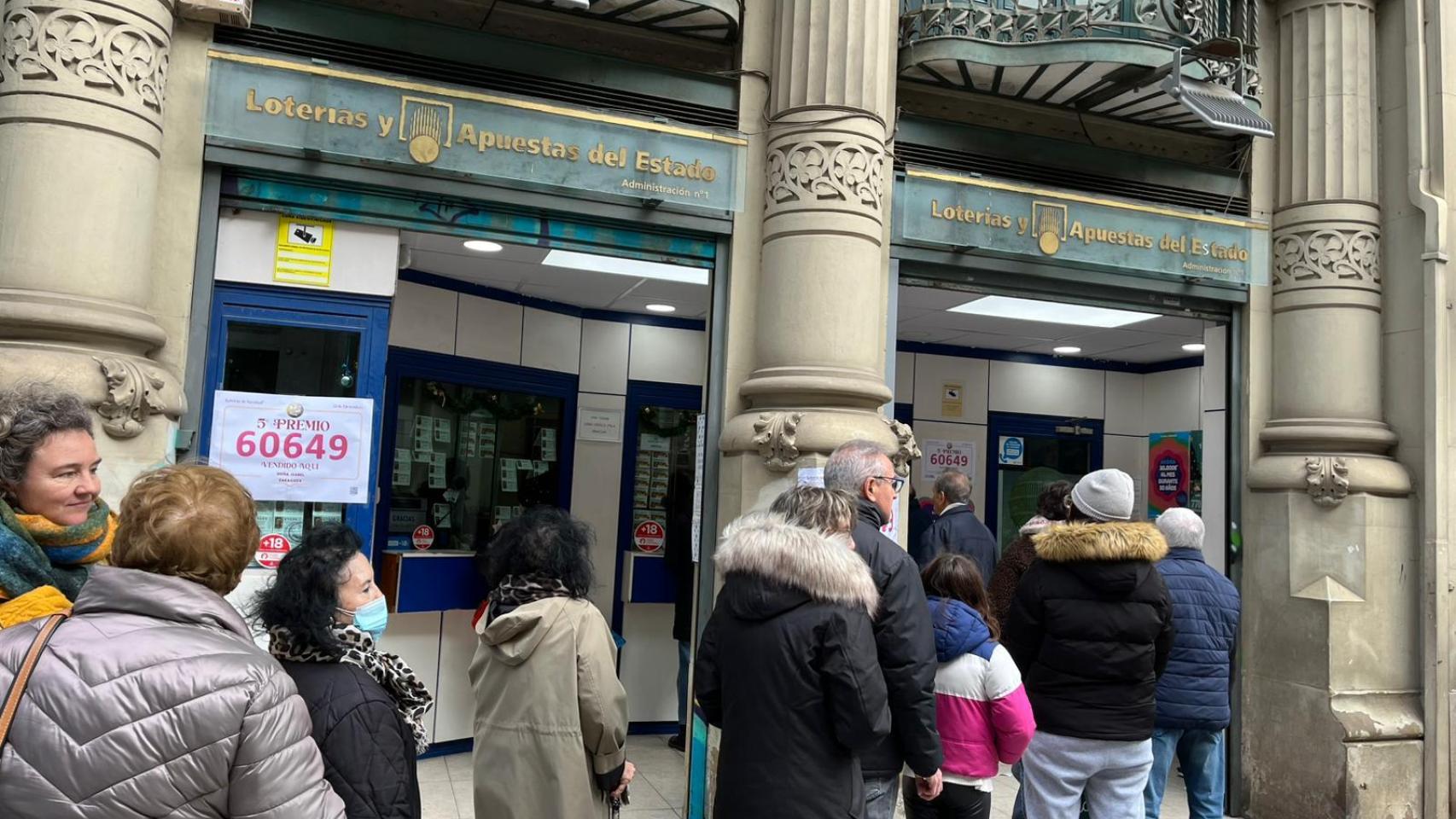 Largas filas en la Lotería del Rosario en Zaragoza.
