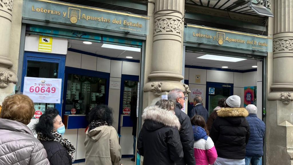 Largas filas en la Lotería del Rosario en Zaragoza.