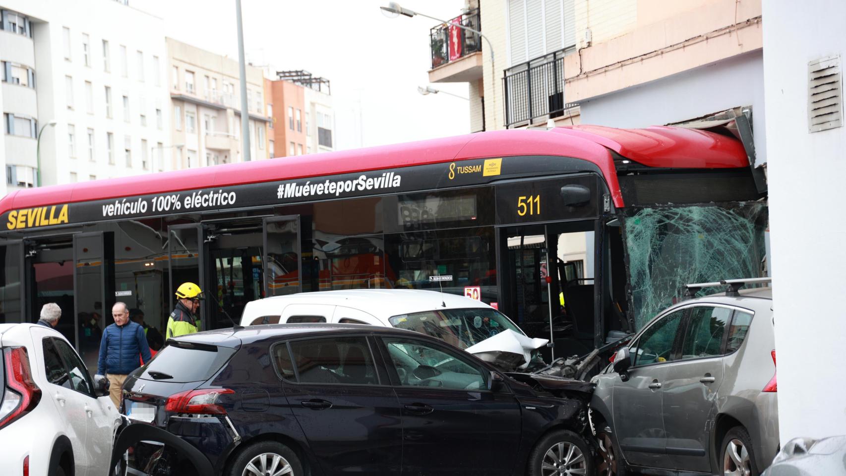 El accidente de Tussam en Nervión, en imágenes.