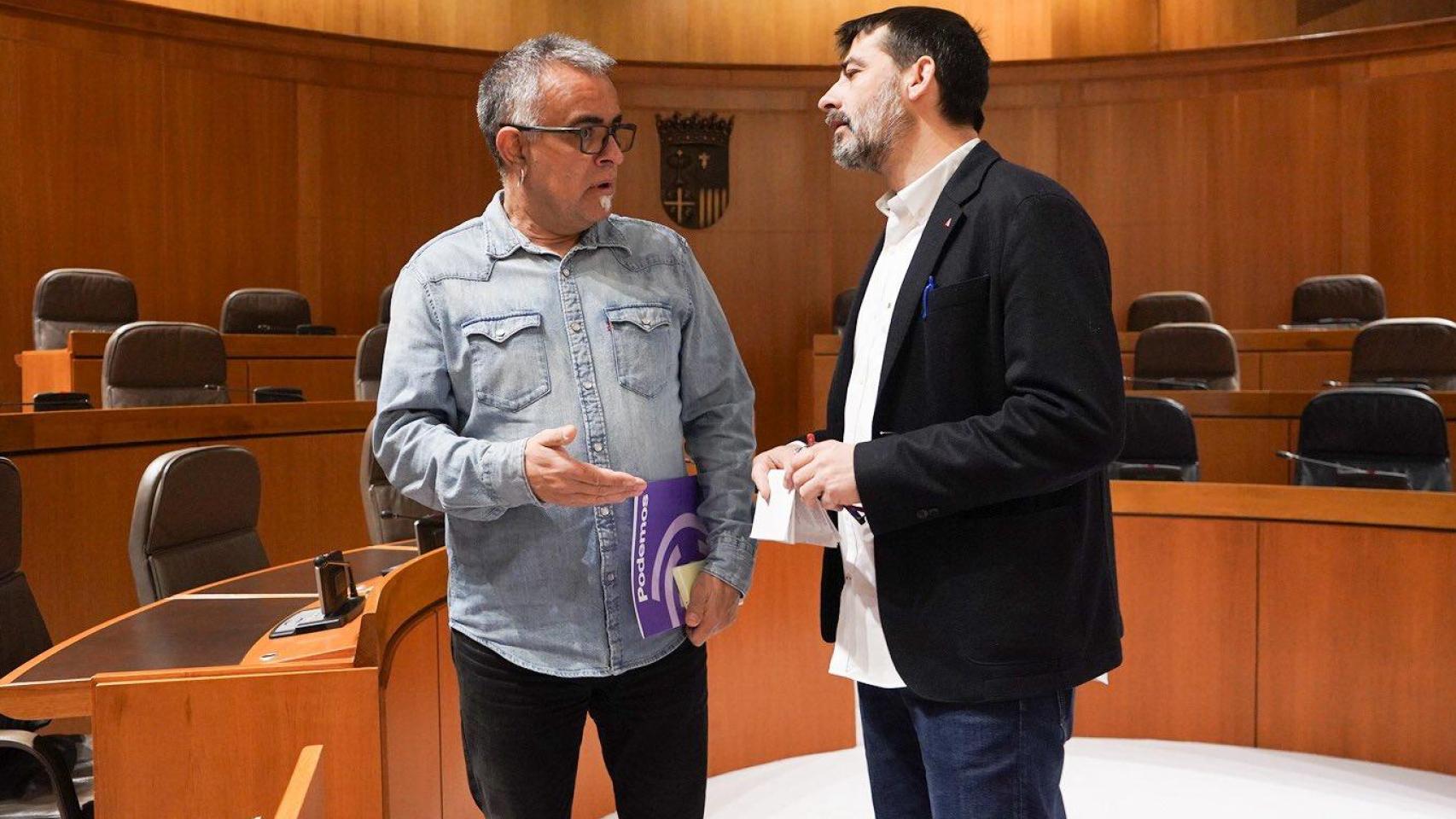 Andoni Corrales, a la izquierda, en las Cortes de Aragón.