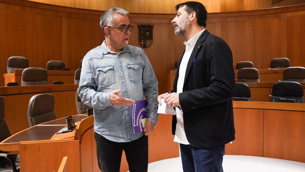 Andoni Corrales, a la izquierda, en las Cortes de Aragón.
