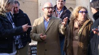 Alberto Izquierdo, junto a su núcleo duro en el PAR, frente a La Aljafería