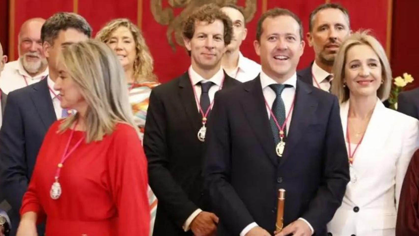 Imagen de archivo de la toma de posesión de Carlos Velázquez como alcalde de Toledo en junio de 2023, tras suceder a Milagros Tolón.