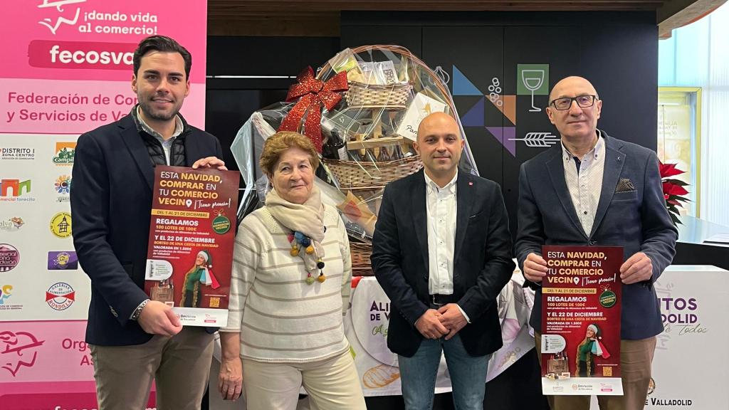 Entrega de la cesta por parte de la Diputación de Valladolid y Fecosva