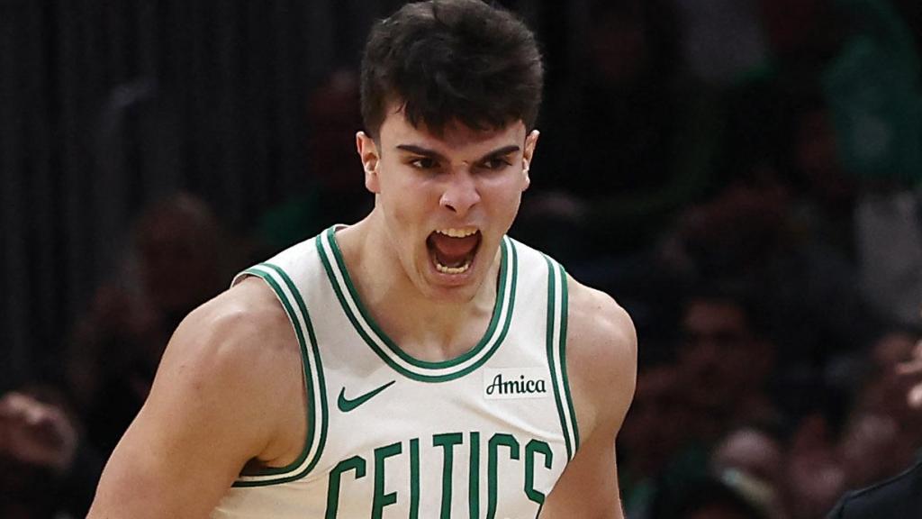 Hugo González, celebrando una canasta con los Boston Celtics