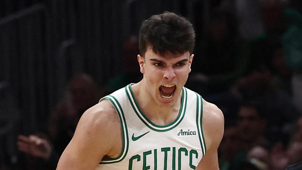 Hugo González, celebrando una canasta con los Boston Celtics