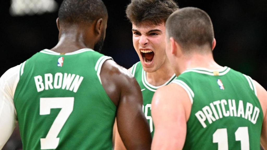 Hugo Gonzalez comemora com seus companheiros do Boston Celtics