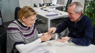 Imagen de la entrega de llaves tras la firma del convenio.