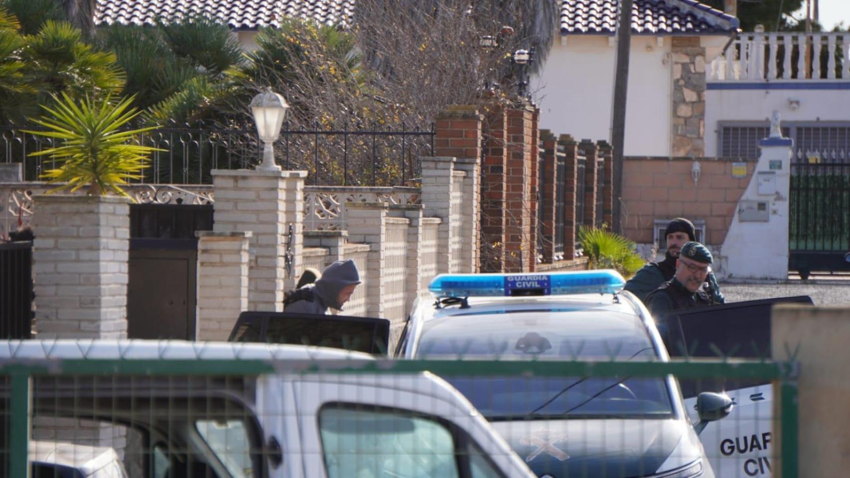 Uno de los presuntos asesinos entrando al coche de la Guardia Civil.