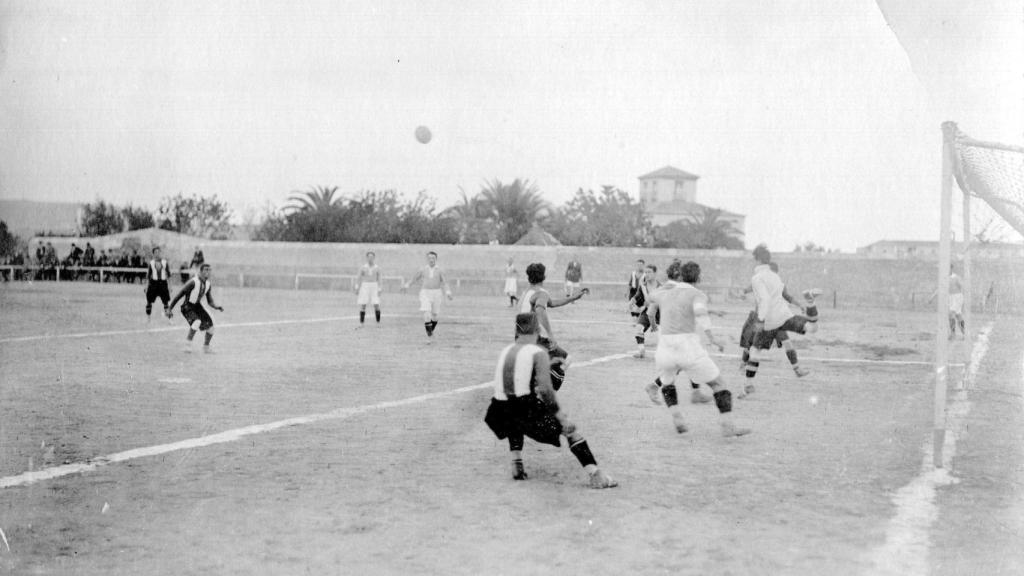 Uno de los primeros partidos disputados en Alicante en el campo de la florida