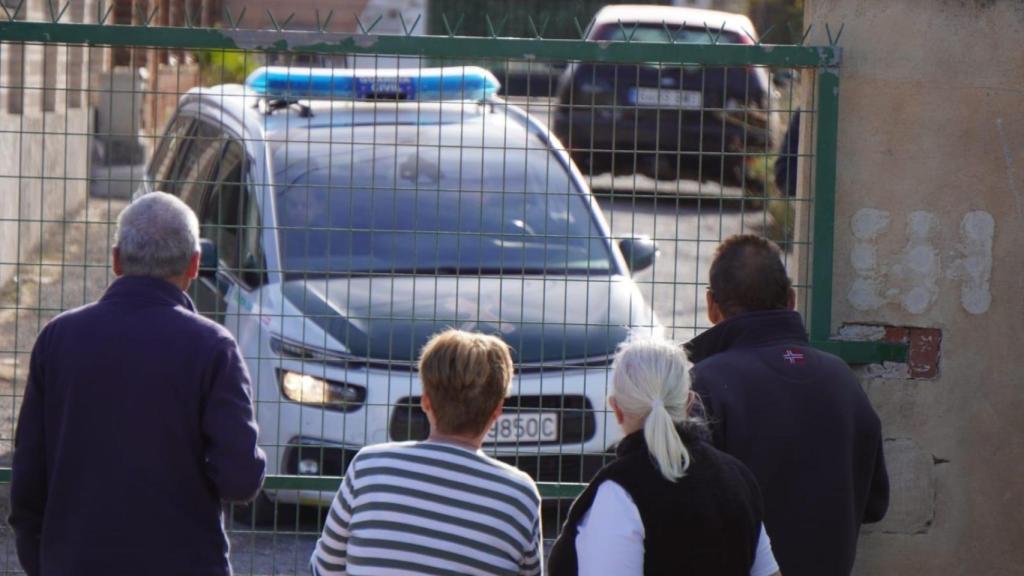 Unos vecinos alemanes observan la detención de los sospechosos.