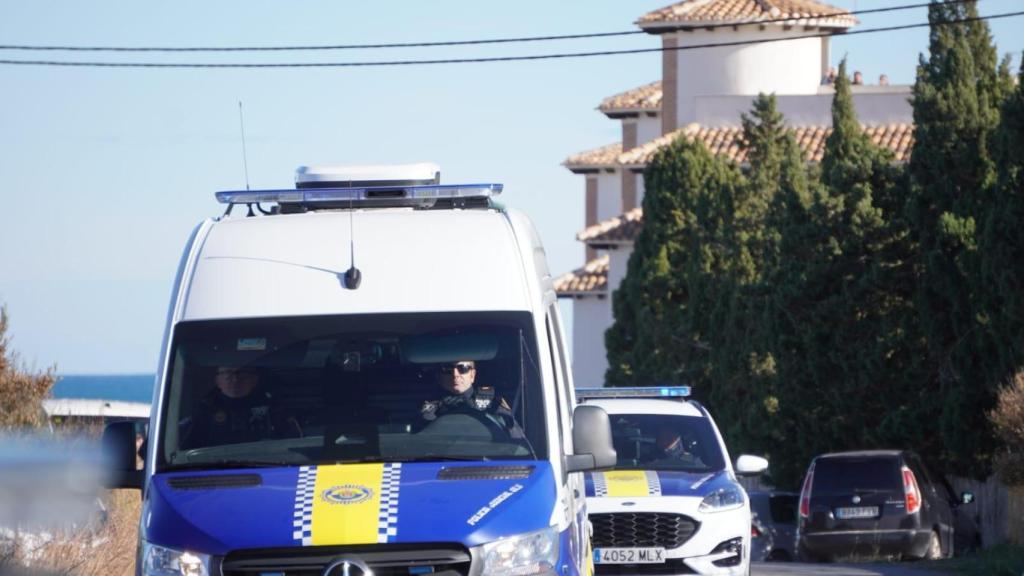 Vehículos policiales en la zona de la operación.