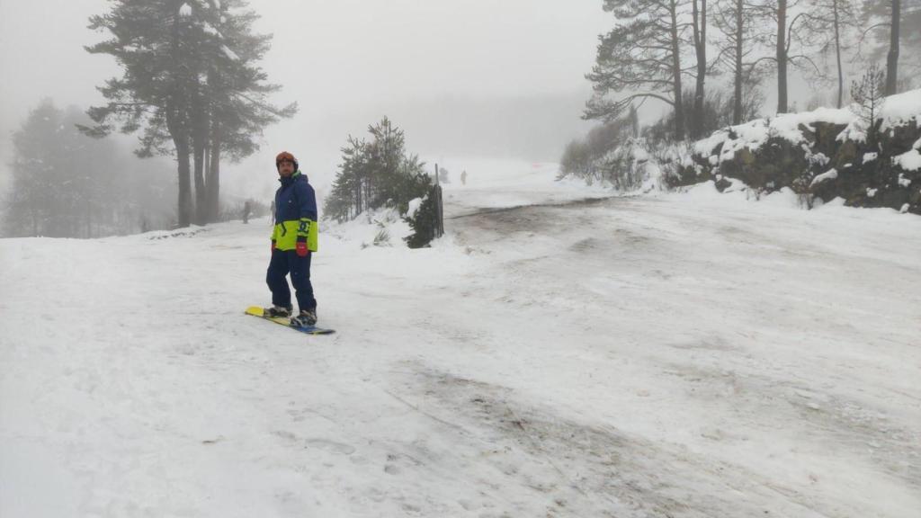 Un hombre en una tabla de 'snowboard' en la primera jornada de la apertura de la estación de Manzaneda (Ourense) para el esquí