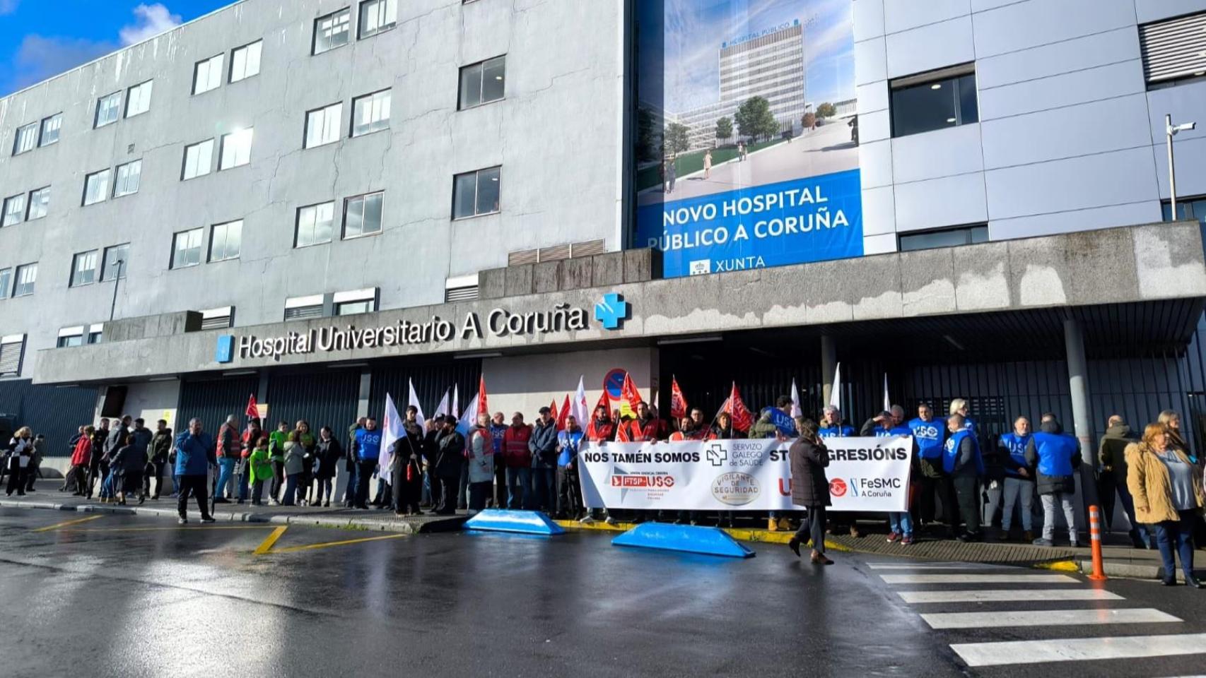 Protesta de empleados de seguridad frente al CHUAC este 22 de diciembre.