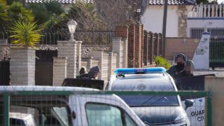 Uno de los presuntos asesinos entrando al coche de la Guardia Civil.