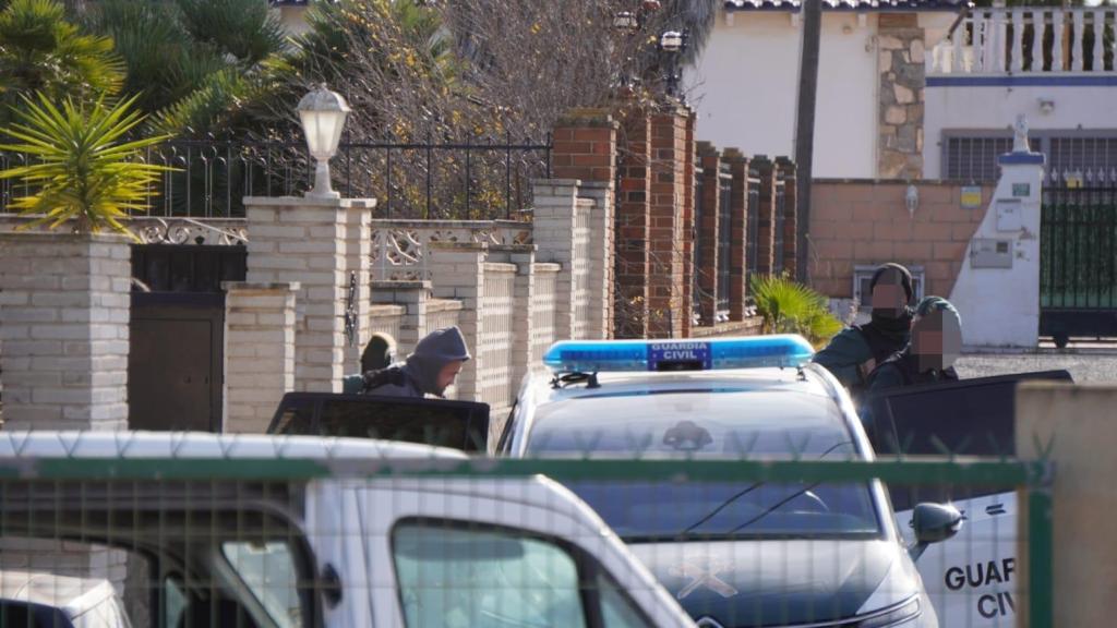 Uno de los presuntos asesinos entrando al vehículo de la Guardia Civil.