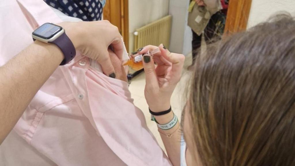 Un hombre se vacuna contra la gripe.